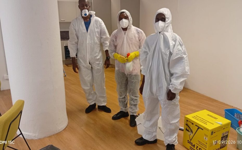 Techniciens HYGIENE PRO 3D en combinaison de protection avant décontamination